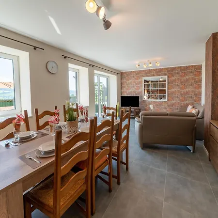 Spacious Getaway Near F1, Cleaning Included Stavelot