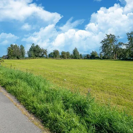 Spacious Getaway Near F1, Cleaning Included *