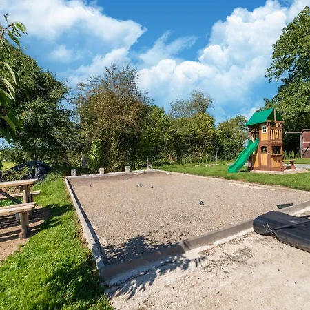 Spacious Getaway Near F1, Cleaning Included